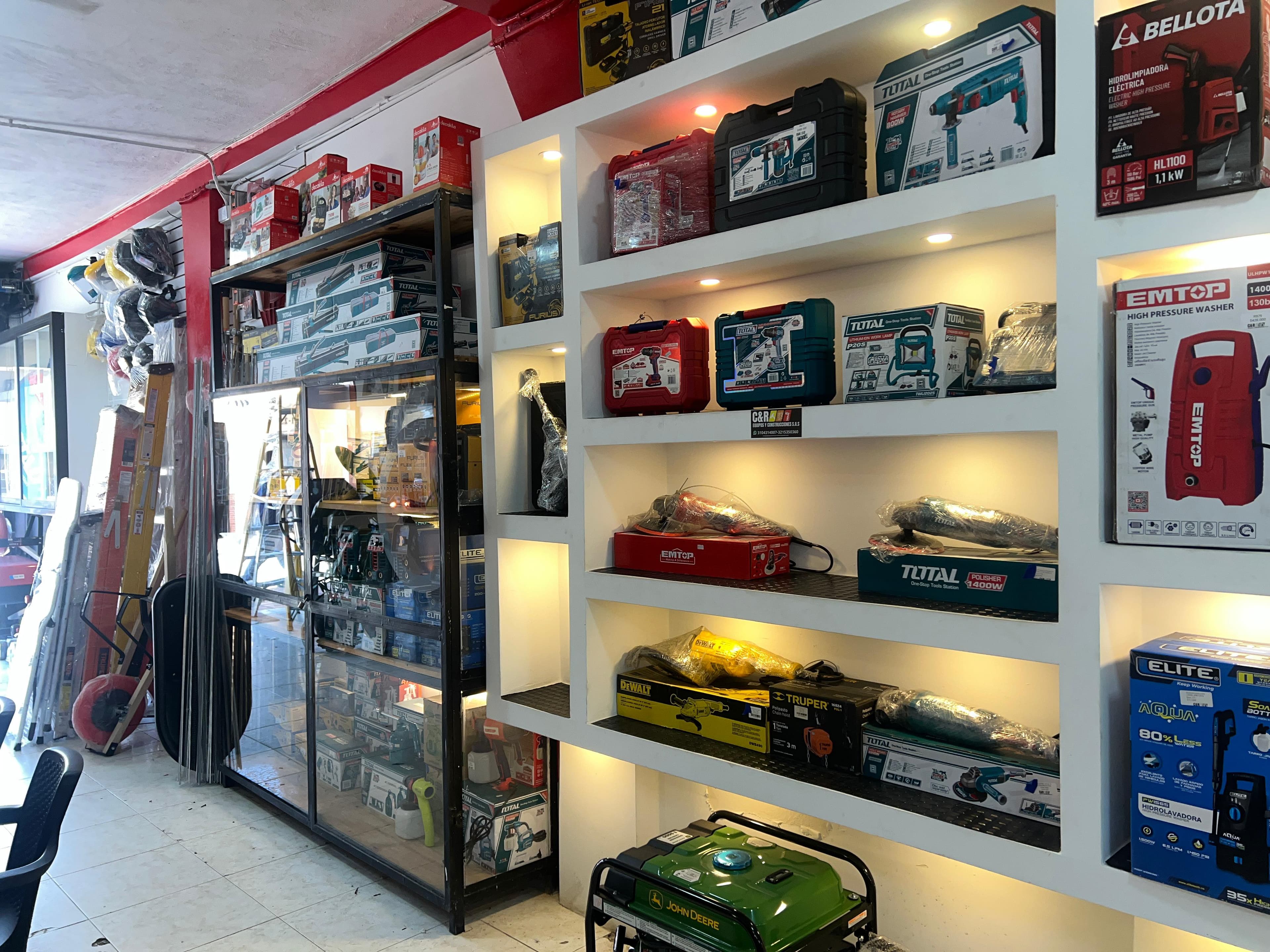 Fondo de la tienda de herramientas y maquinaria C&R Equipos y Construcciones S.A.S